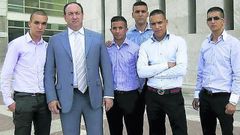 Guisasola, con un grupo de clientes