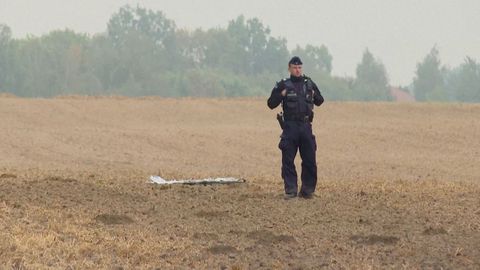 Un polica polaco, junto a los restos de un dron ruso que viol el espacio areo polaco