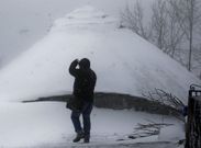 Un visitante retratando ayer la palloza de Gal�n, en Pedrafita, sepultada por la nieve. 