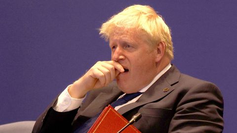 Boris Johnson bosteza durante la reunin de la Commonwalth este sbado en Kigali (Ruanda).