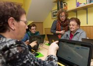 Alumnos del curso entran en contacto con los ordenadores.