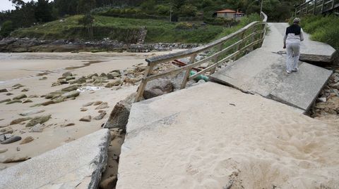 La rampa se encuentra fracturada e inclinada, dificultando el acceso de los usuarios.