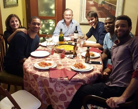 La familia de Manu Ferreiro acogi� a Rogers, Green y Ad�n. 
