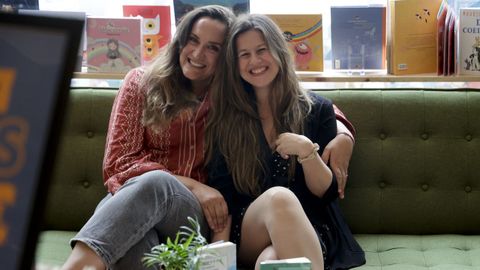 Érica Esmorís e Andrea Maceiras, premios Merlín e Jules Verne 2025, na libraría coruñesa Galgo Azul.