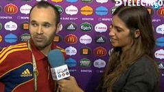 Sara Carbonero entrevistando a Andr�s Iniesta tras el partido