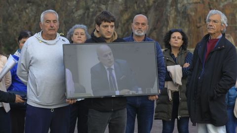 Las vctimas, con un televisor con la imagen de Andrs Cortabitarte