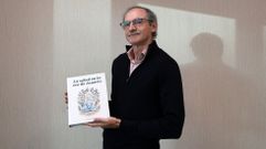Francisco Davila, con un ejemplar del libro que presentar� este viernes en A Pobra