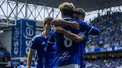Mikel Goti y Enzo P�rez se abrazan, con Samu al lado, tras el 1-0 del Oviedo al Eibar
