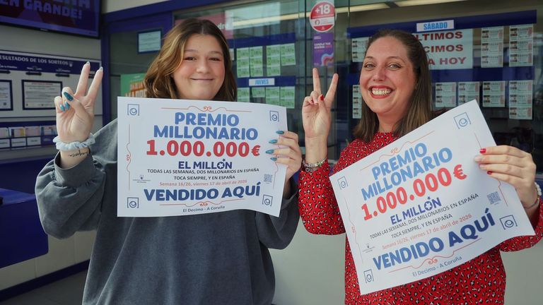 Dos de las empleadas de la administraci&oacute;n de loter&iacute;a de A Coru&ntilde;a, Ana (a la izquierda) y Mar&iacute;a (a la derecha), que ha vendido el boleto premiado con un mill&oacute;n de euros