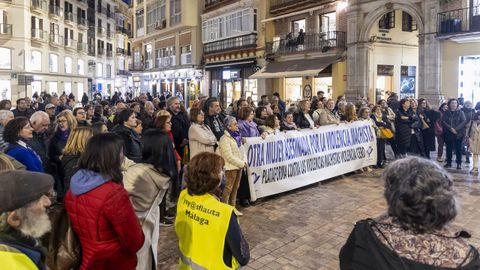 Decenas de personas se concentran en el centro de Mlaga en repulsa del asesinato machista de Lina, una mujer de 48 aos, a manos de su exmarido en el municipio de Benalmdena.