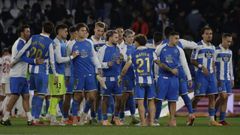 Los jugadores del Deportivo celebran el triunfo al final del partido