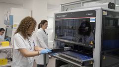 Una m�quina de microbiolog�a del Meixoeiro, en imagen de archivo