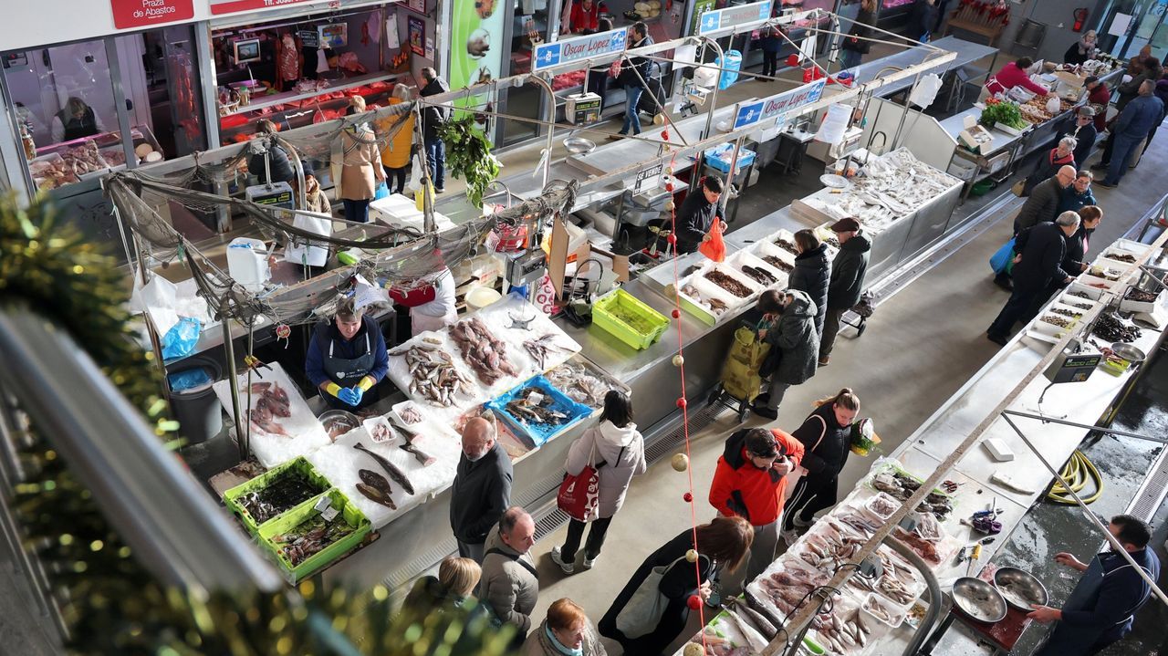 Los comerciantes de la plaza de abastos de Vilagarcía sortean una mariscada para seis personas
