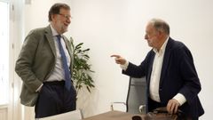 Mariano Rajoy y Xosé Luis Barreiro Rivas conversan durante un momento de la entrevista, recordando los tiempos en los que coincidieron en los escaños del primer Parlamento gallego, en 1981.