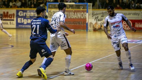 Los noieses Ismael y Churrasco protegen la pelota ante la presin de un jugador del Crdoba.
