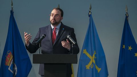 El presidente del Principado, Adri�n Barb�n, pronuncia unas palabras durante el acto de graduaci�n, imposici�n de becas y diplomas de los graduados en Educaci�n Infantil, Primaria y Pedagog�a, as� como de los t�tulos de Master de la Facultad de Formaci�n del Profesorado y Educaci�n, del curso 2021-2022