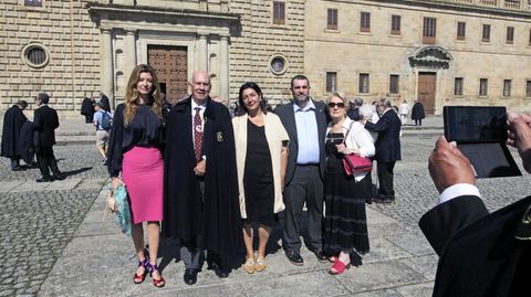 El presidente de la Cofrada Europea de Vela, Francisco Quiroga posa con unos primos suyos de Monforte tras el acto de investidura. En la foto estn Aroa Rodrguez, Francisco Quiroga, Susana Wirtz, Juan Rodrguez y Carmen Rodrguez 