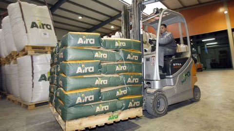 Almac�n de la f�brica de piensos Aira, en Taboada, cuyos responsables comparten la inquietud del sector por un posible desabastecimiento de cereales a causa de la guerra en Ucrania