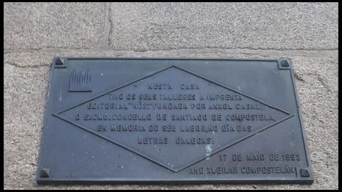 A editorial Nós, na rúa do Vilar, 15. Unha placa lembra que esta casa acolleu a imprenta fundada por Ánxel Casal da que saíron os «Seis poemas galegos», de García Lorca, en decembro de 1935.
