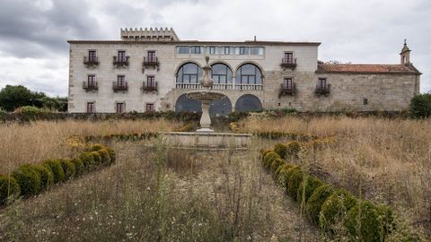 En las zonas verdes prolifera la maleza