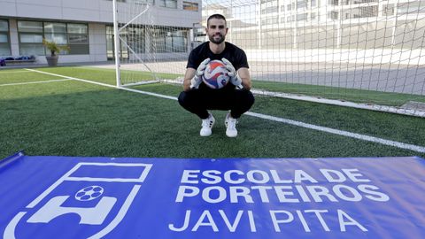 Javi Pita en el campo del Colegio Diocesano San Lorenzo de Lugo, donde cada lunes entrena a nuevas promesas.