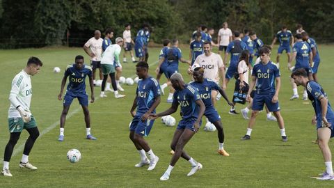 Los jugadores del Real Oviedo durante el entrenamiento de este viernes, el penltimo del equipo antes de recibir el domingo en el Carlos Tartiere al Real Madrid