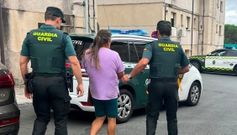 La mujer fue detenida tras localizar en su vivienda muchos de los objetos robados