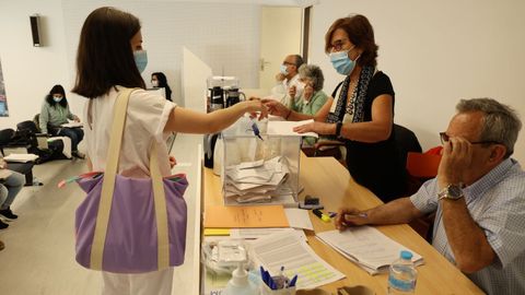 Una de las siete mesas instaladas en el distrito sanitario de Pontevedra para las elecciones sindicales