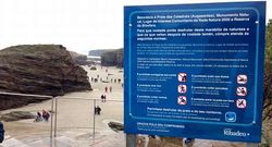 El cartel con las normas que ayer instal� el Concello en el arenal.