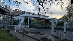 Las obras de la pasarela que une las estaciones de tren y autob�s han avanzado a gran velocidad con la colocaci�n del vano central y las rampas laterales