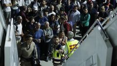 Pasajeros esperando para subir al avi�n A330 MRTT del Ej�rcito del Aire enviado ayer a Oriente Medio
