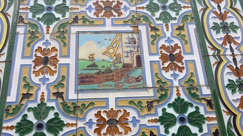 La historia del Quijote en los azulejos que revisten una casa indiana en Ponte Caldelas