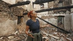 Dominga muestra su vivienda calcinada en la parroquia de San Vicente de Leira