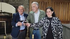 El alcalde, Jos� Luis �lvarez, el bodeguero Ram�n Losada, y la concejala Cristina Dom�nguez, en la presentaci�n del programa