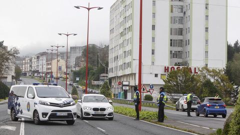 Control de carretera de Guardia Civil y Polica Local, para entrar y salid del puente de As Pas, en Fene