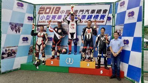 Adrián también lidera el campeonato de minigp