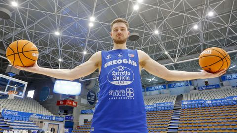 El internacional let�n Arturs Kurucs posa para La Voz en la pista del Pazo al t�rmino del entrenamiento de este martes.