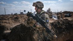 Un soldado ucraniano, este viernes, en una trinchera en la ciudad de Mykolaiv