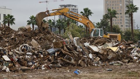 Escombros en La Torre (Valencia) en la mañana del lunes