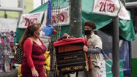 Un organillero toca en la calle durante la reapertura de negocios en toda la ciudad despus de que las medidas de confinamiento se aliviaron, a medida que contina el brote de la enfermedad por coronavirus, en el barrio de Iztapalapa en la Ciudad de Mxico, Mxico