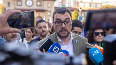 El presidente del Principado de Asturias, Adrin Barbn (c), durante la manifestacin en contra del peaje del Huerna