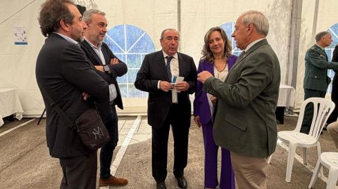 Tom�, a la derecha, departe con los responsables del Sergas