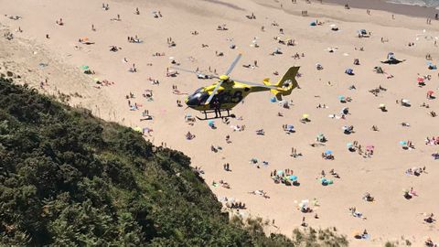 Rescate de un parapentista en la playa de Xag