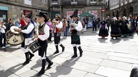 Sali� poco antes del mediod�a de la plaza de O Toural para recorrer la R�a do Vilar, Prater�as, A Conga, Preguntoiro, Cervantes, Casas Reais y San Domingos de Bonaval, donde tuvo lugar la ofrenda floral en el Pante�n de Galegos Ilustres