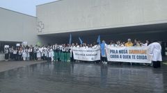 Mdicos se concentraron este mircoles en la entrada del HULA en la segunda jornada de huelga a nivel nacional.