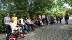 Asociados y voluntarios de Asempa durante una visita al bot�nico de Gij�n