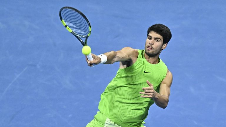 Carlos Alcaraz golpeando la bola durante la final de Indian Wells ante el franc&eacute;s Arthur Fils
