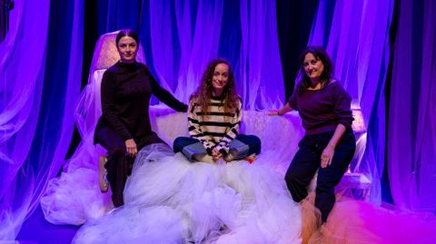 Las tres actrices de la obra Manual de patronaxe