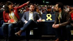 Marta Vilalta, integrante del equipo negociador de ERC; el vicepresidente de la Generalitat, Pere Aragon�s; el presidente del Parlamento catal�n, Roger Torrent; y, en segunda fila, el portavoz de Esquerra en el Congreso, Gabriel Rufi�n