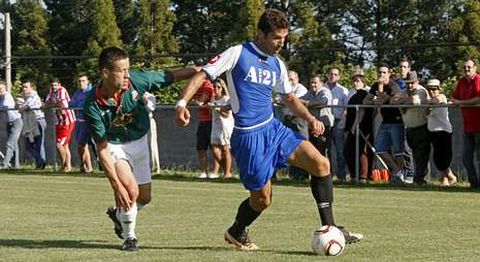 Berodia, con el bal�n, en �ltimo partido amistoso, contra el Vilalb�s en A Pastoriza.